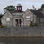 Twin Oaks Bed and breakfast 3*