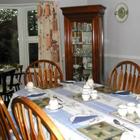 Twin Oaks Bed & Breakfast 3*
