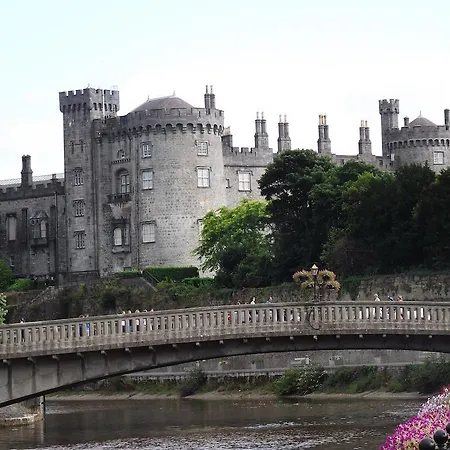 Bed and Breakfast Twin Oaks 3*