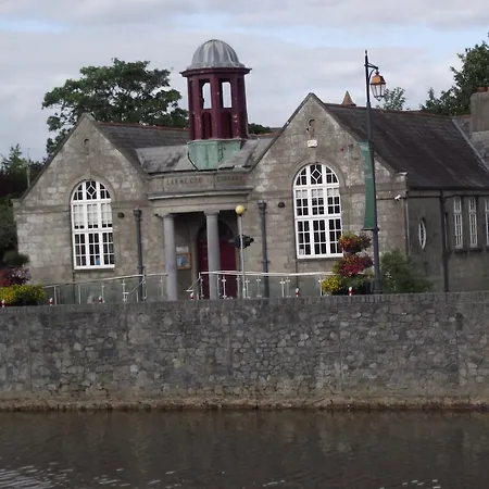 Twin Oaks Bed and Breakfast 3*