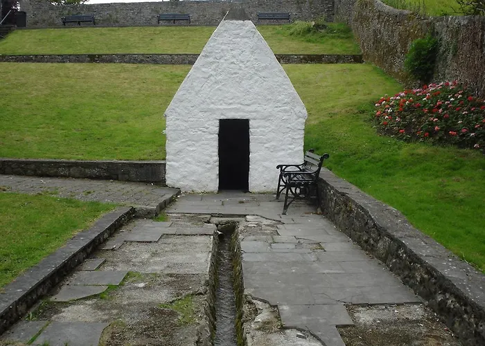 לינה וארוחת בוקר Twin Oaks 3*