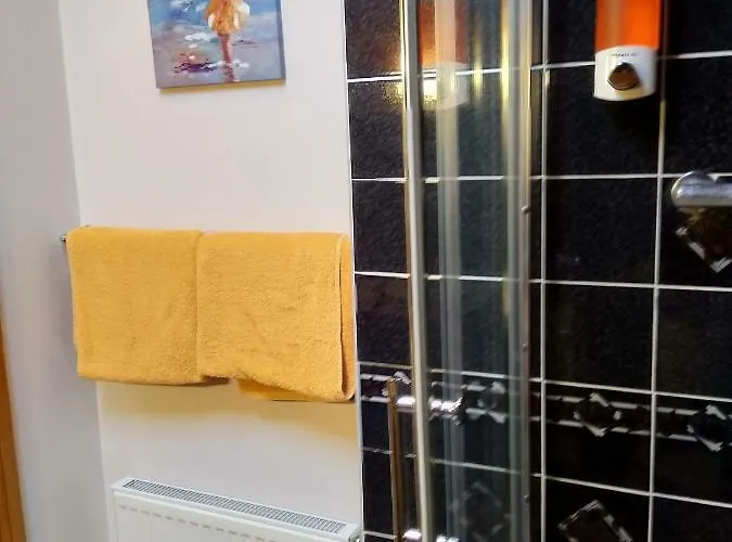 לינה וארוחת בוקר Twin Oaks 3*